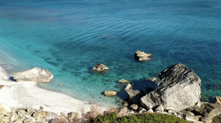 Παραλία κοντά στο Αλιβέρι