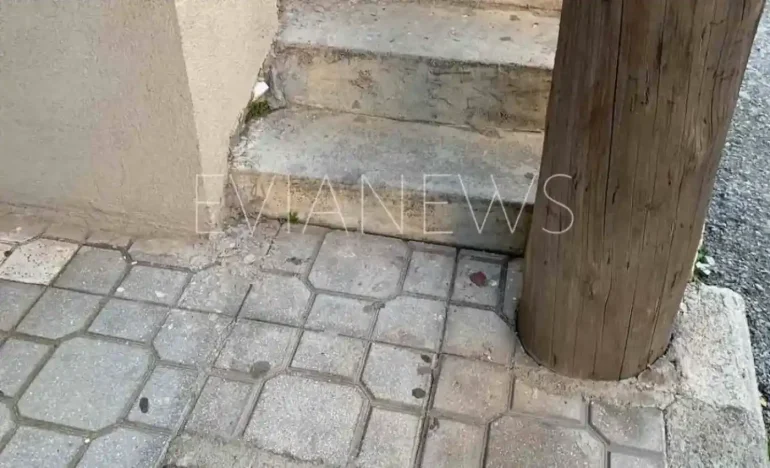 Κρυμμένο πεζοδρόμιο στη Χαλκίδα που εμποδίζει την κίνηση των πεζών.