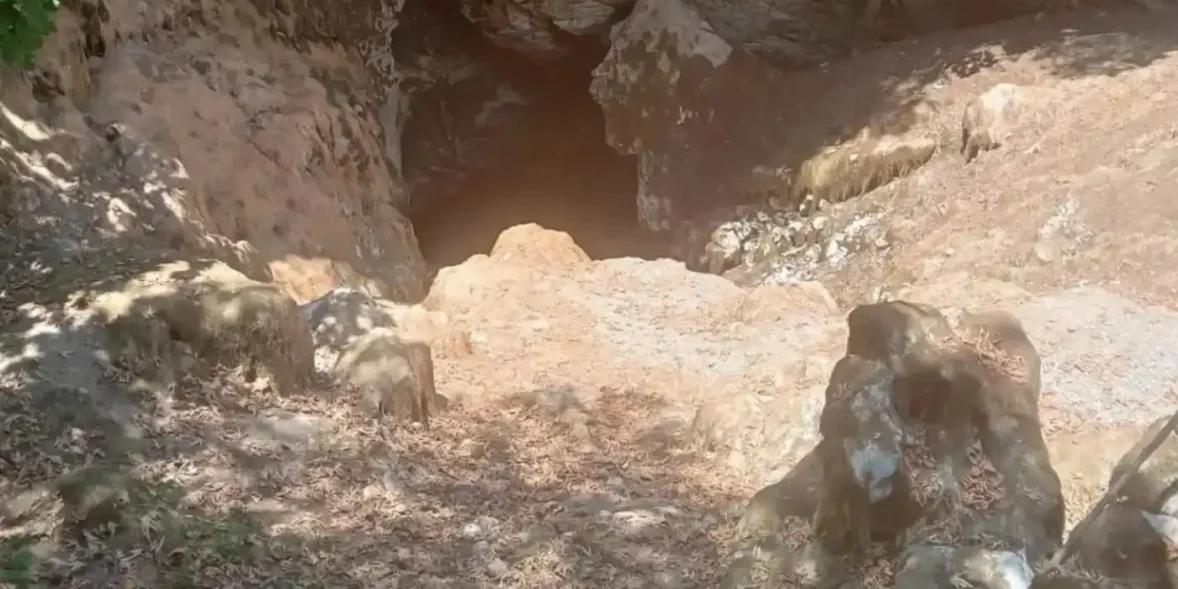 Πολλοί μπορεί να πουν ότι η φωτογραφία απεικονίζει μια σπηλιά. Άλλοι μπορεί να πουν ότι βλέπουν μόνο βράχια.