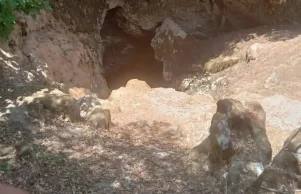 Πολλοί μπορεί να πουν ότι η φωτογραφία απεικονίζει μια σπηλιά. Άλλοι μπορεί να πουν ότι βλέπουν μόνο βράχια.