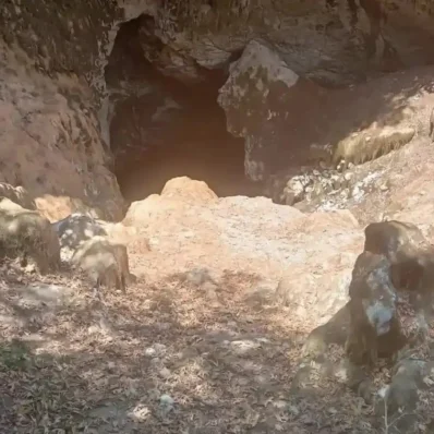 Πολλοί μπορεί να πουν ότι η φωτογραφία απεικονίζει μια σπηλιά. Άλλοι μπορεί να πουν ότι βλέπουν μόνο βράχια.