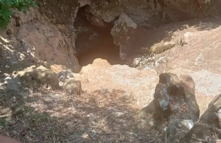Πολλοί μπορεί να πουν ότι η φωτογραφία απεικονίζει μια σπηλιά. Άλλοι μπορεί να πουν ότι βλέπουν μόνο βράχια.