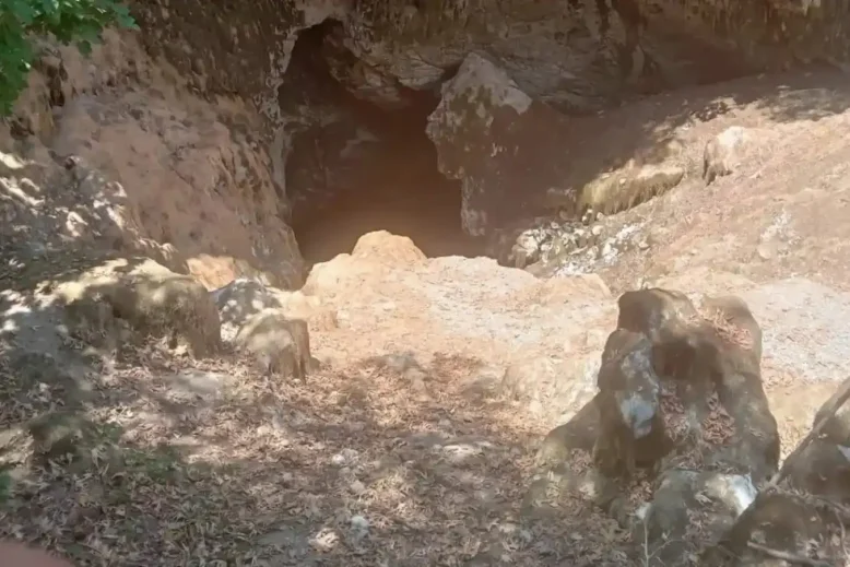 Πολλοί μπορεί να πουν ότι η φωτογραφία απεικονίζει μια σπηλιά. Άλλοι μπορεί να πουν ότι βλέπουν μόνο βράχια.