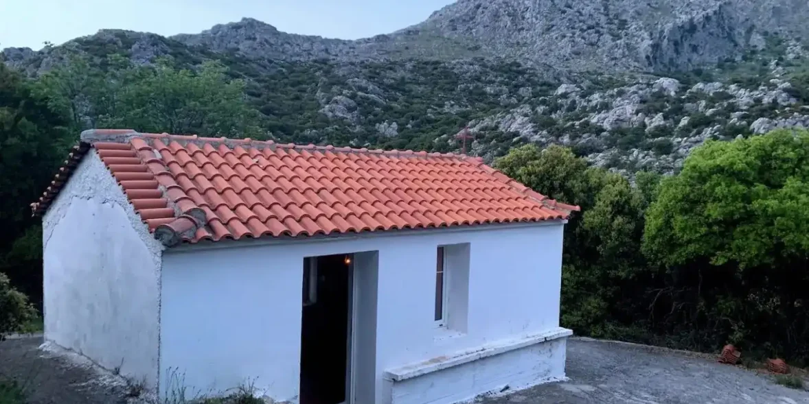 Ένα θαυματουργό εκκλησάκι μέσα στο πράσινο