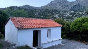 Ένα θαυματουργό εκκλησάκι μέσα στο πράσινο