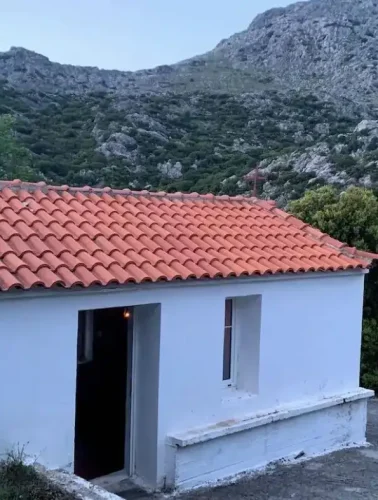 Ένα θαυματουργό εκκλησάκι μέσα στο πράσινο