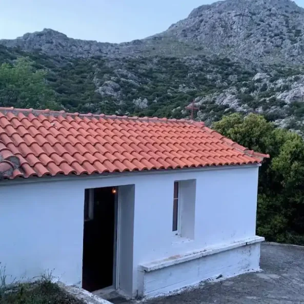 Ένα θαυματουργό εκκλησάκι μέσα στο πράσινο