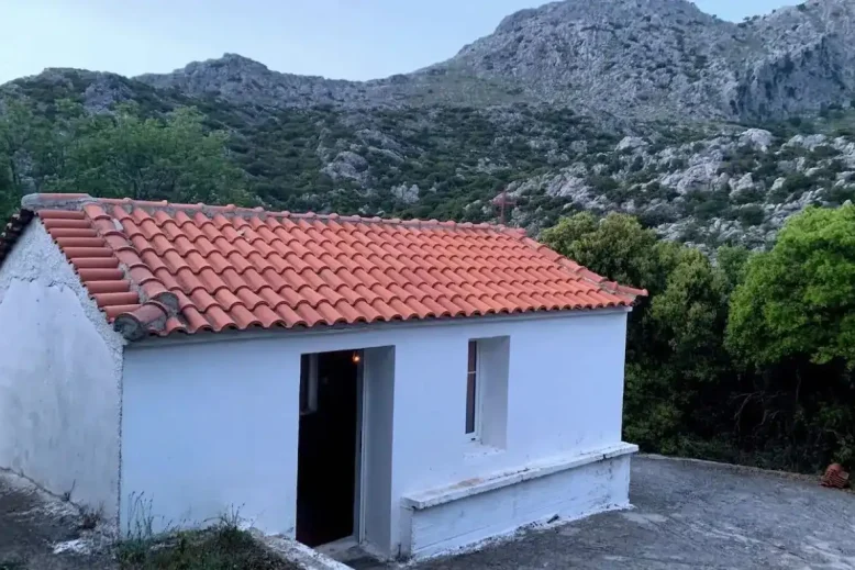 Ένα θαυματουργό εκκλησάκι μέσα στο πράσινο