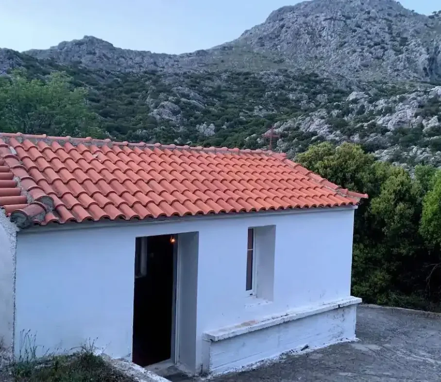 Ένα θαυματουργό εκκλησάκι μέσα στο πράσινο
