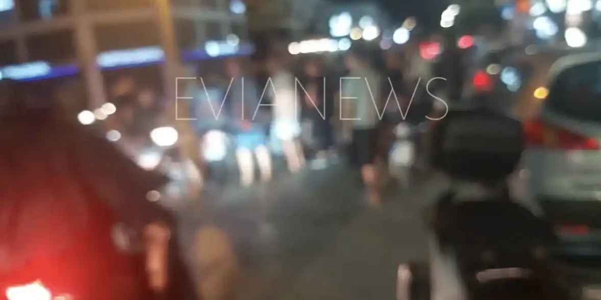 Κόσμος συγκεντρωμένος γύρω από τροχαίο στη Χαλκίδα.