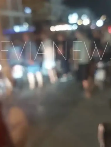 Κόσμος συγκεντρωμένος γύρω από τροχαίο στη Χαλκίδα.