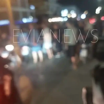 Κόσμος συγκεντρωμένος γύρω από τροχαίο στη Χαλκίδα.