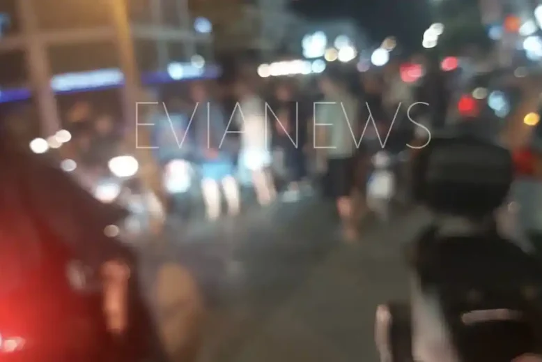 Κόσμος συγκεντρωμένος γύρω από τροχαίο στη Χαλκίδα.