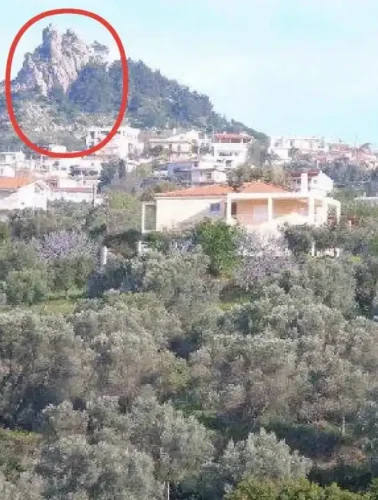Ο Οξύλιθος στην Εύβοια, χτισμένος στις παρυφές ανενεργού ηφαιστείου 14 εκατ. ετών, κρύβει μια ξεχωριστή ιστορία και εντυπωσιακό τοπίο.
