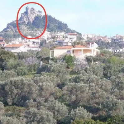 Ο Οξύλιθος στην Εύβοια, χτισμένος στις παρυφές ανενεργού ηφαιστείου 14 εκατ. ετών, κρύβει μια ξεχωριστή ιστορία και εντυπωσιακό τοπίο.