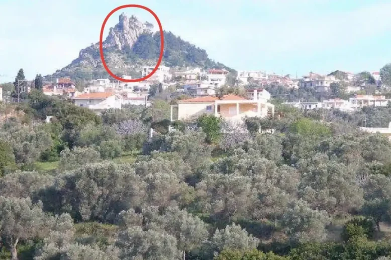 Ο Οξύλιθος στην Εύβοια, χτισμένος στις παρυφές ανενεργού ηφαιστείου 14 εκατ. ετών, κρύβει μια ξεχωριστή ιστορία και εντυπωσιακό τοπίο.