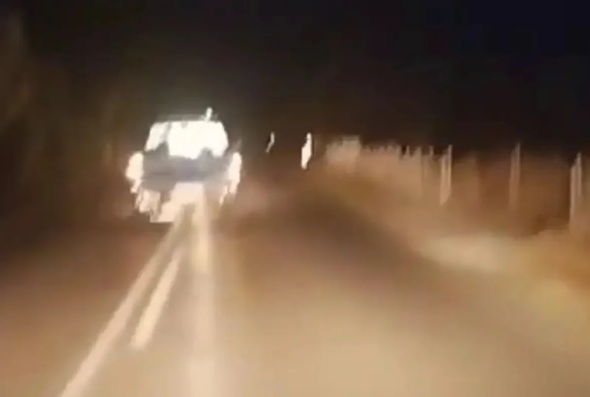 Αυτοκίνητο σε δρόμο