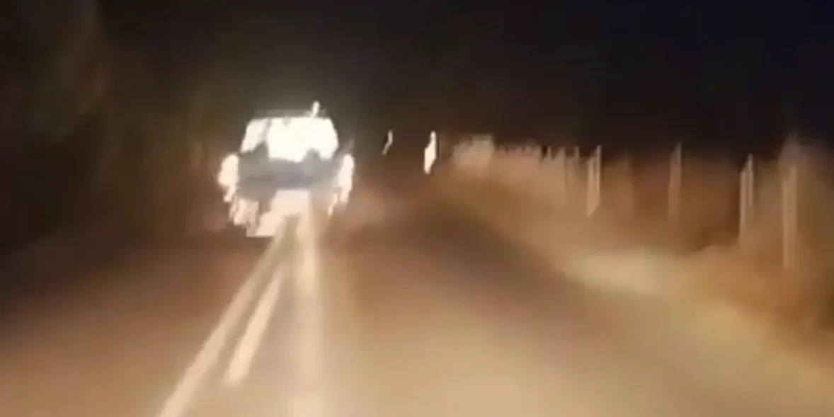 Αυτοκίνητο σε δρόμο