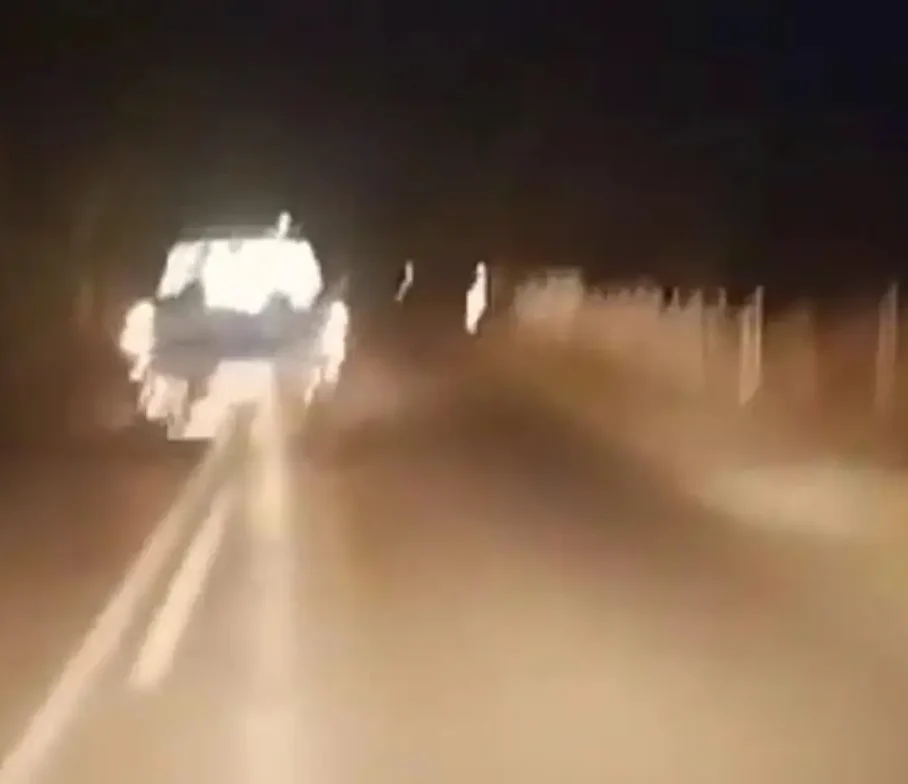 Αυτοκίνητο σε δρόμο