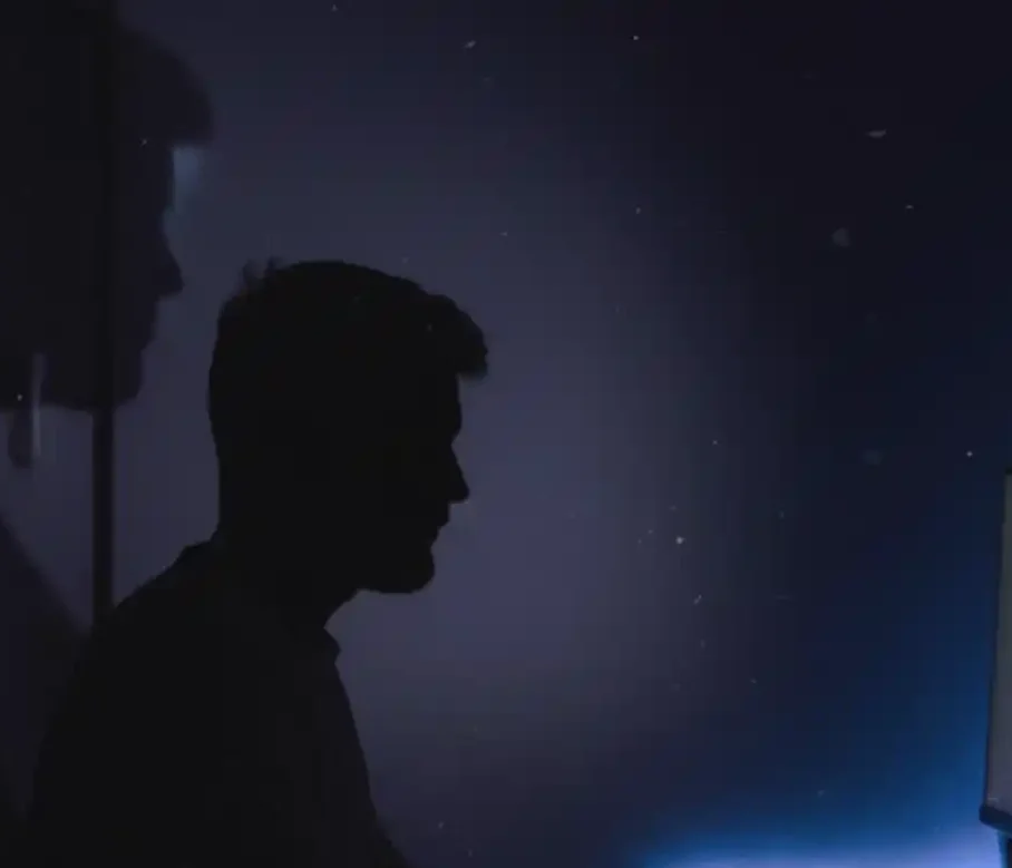 Άντρας σε υπολογιστή