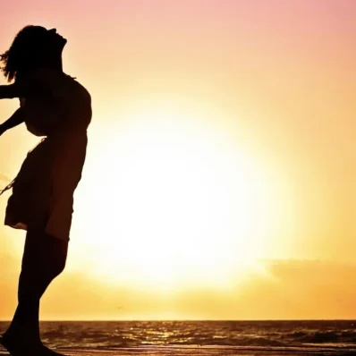 Μια γυναίκα που γιορτάζει