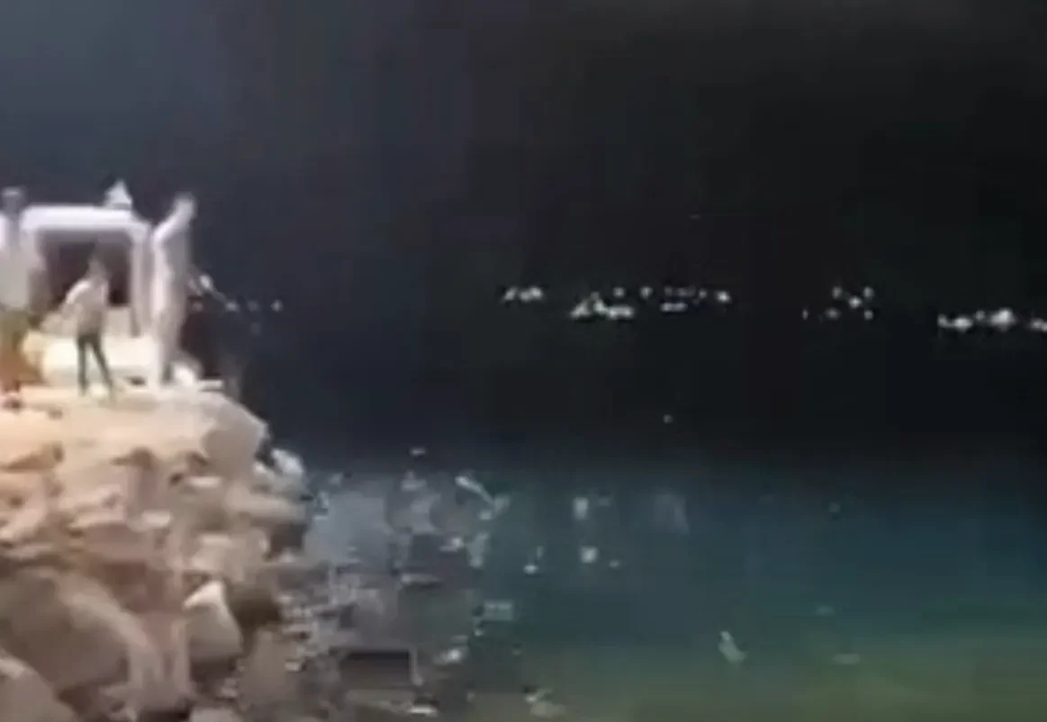 Απίθανο φαινόμενο σε παραλιακό χωριό της Εύβοιας – Ψάρια πετάγονταν έξω από το νερό