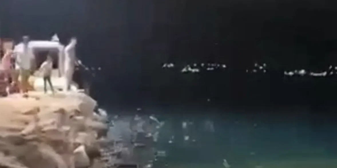 Απίθανο φαινόμενο σε παραλιακό χωριό της Εύβοιας – Ψάρια πετάγονταν έξω από το νερό