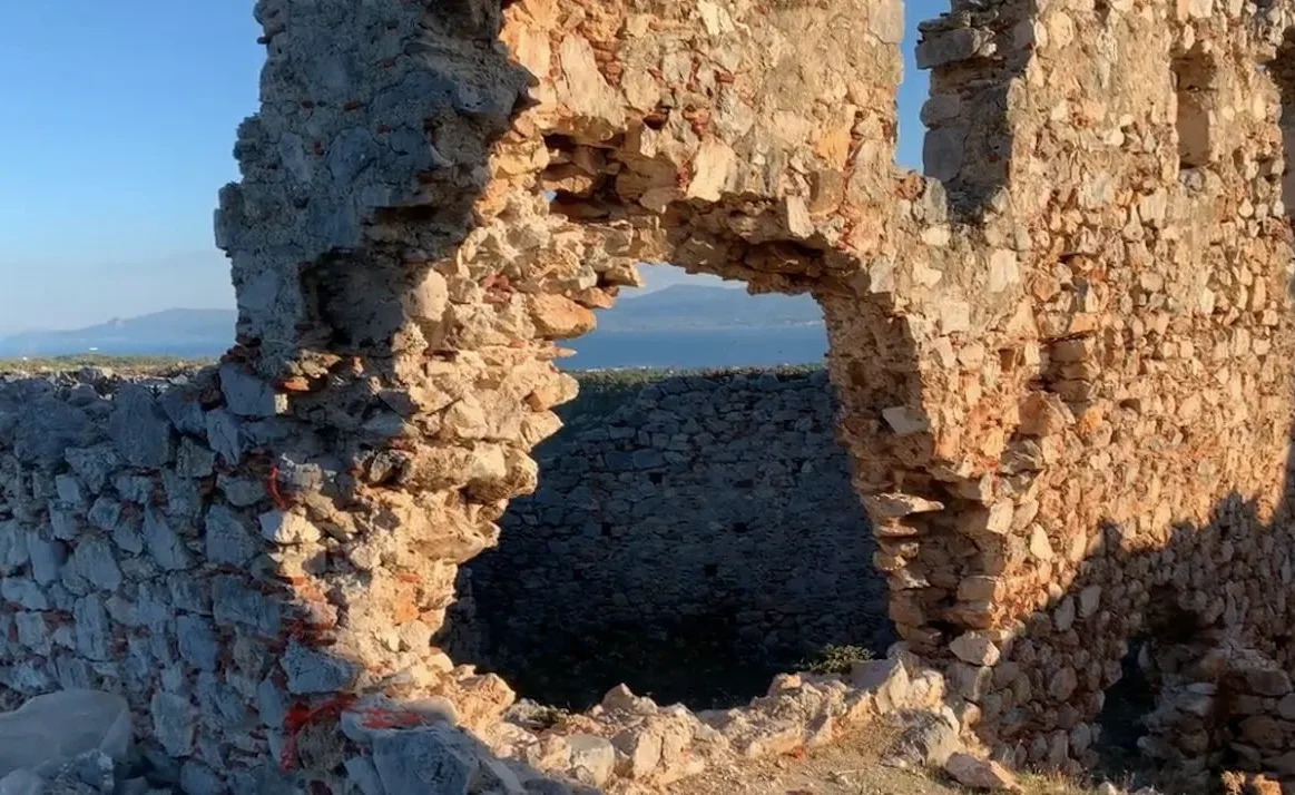 Στην Εύβοια υπάρχει κάστρο βγαλμένο από παραμύθι