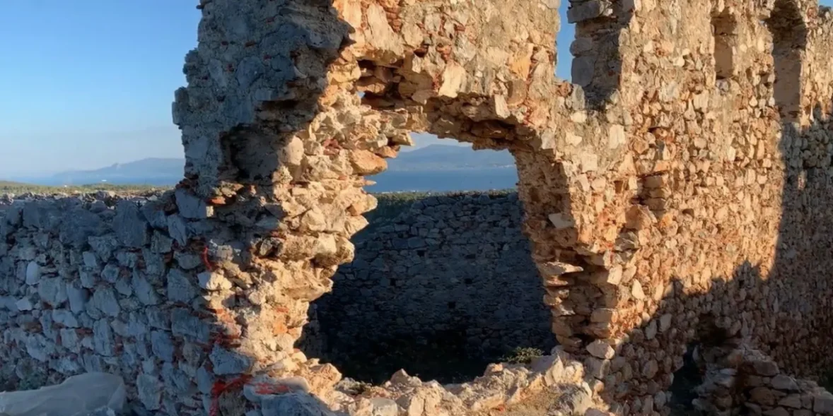 Στην Εύβοια υπάρχει κάστρο βγαλμένο από παραμύθι