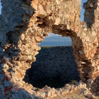 Στην Εύβοια υπάρχει κάστρο βγαλμένο από παραμύθι