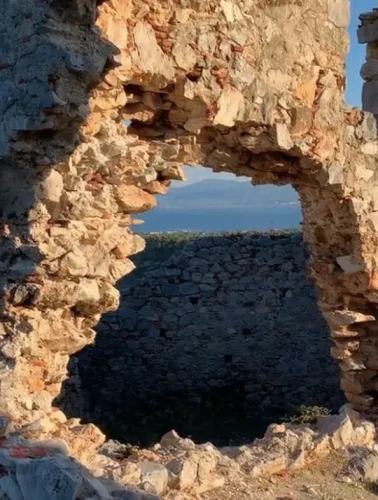 Στην Εύβοια υπάρχει κάστρο βγαλμένο από παραμύθι
