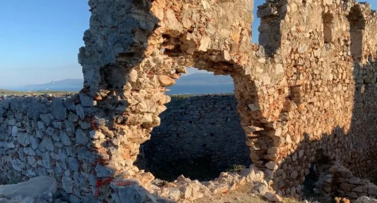 Στην Εύβοια υπάρχει κάστρο βγαλμένο από παραμύθι