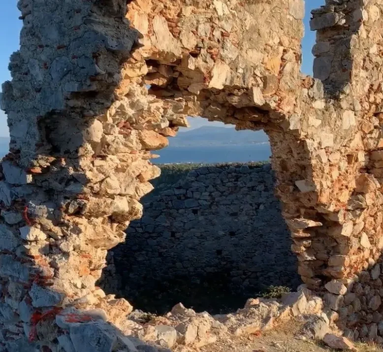 Στην Εύβοια υπάρχει κάστρο βγαλμένο από παραμύθι