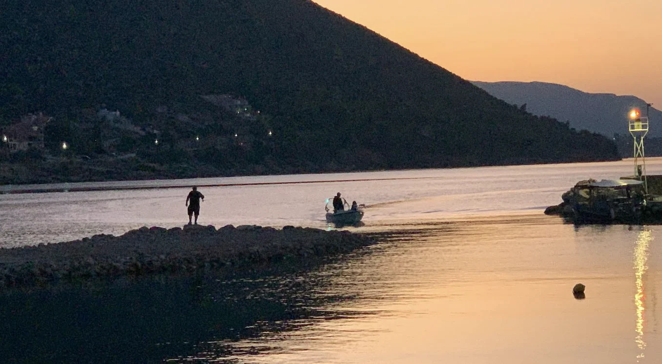 Θάλασσα με βάρκα