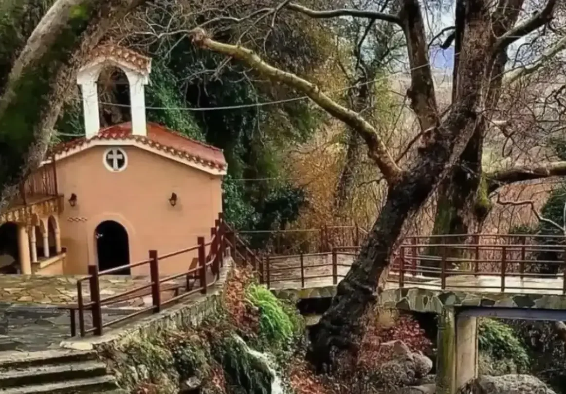 Εκκλησία Αγίας Κυριακής στα Καμπιά Εύβοιας, θαυματουργό εκκλησάκι μέσα στο πράσινο κοντά στη Χαλκίδα