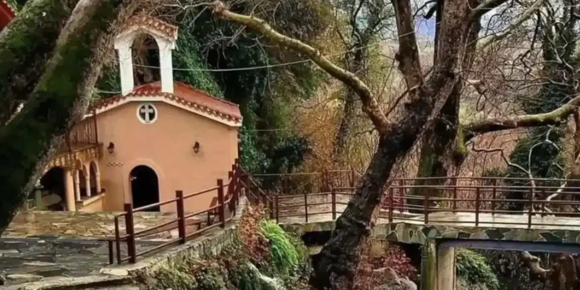 Εκκλησία Αγίας Κυριακής στα Καμπιά Εύβοιας, θαυματουργό εκκλησάκι μέσα στο πράσινο κοντά στη Χαλκίδα