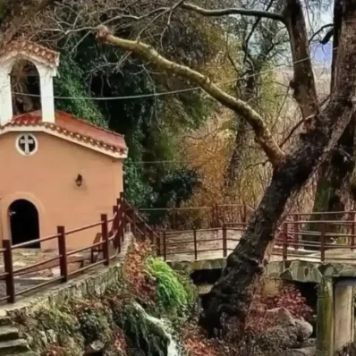 Εκκλησία Αγίας Κυριακής στα Καμπιά Εύβοιας, θαυματουργό εκκλησάκι μέσα στο πράσινο κοντά στη Χαλκίδα