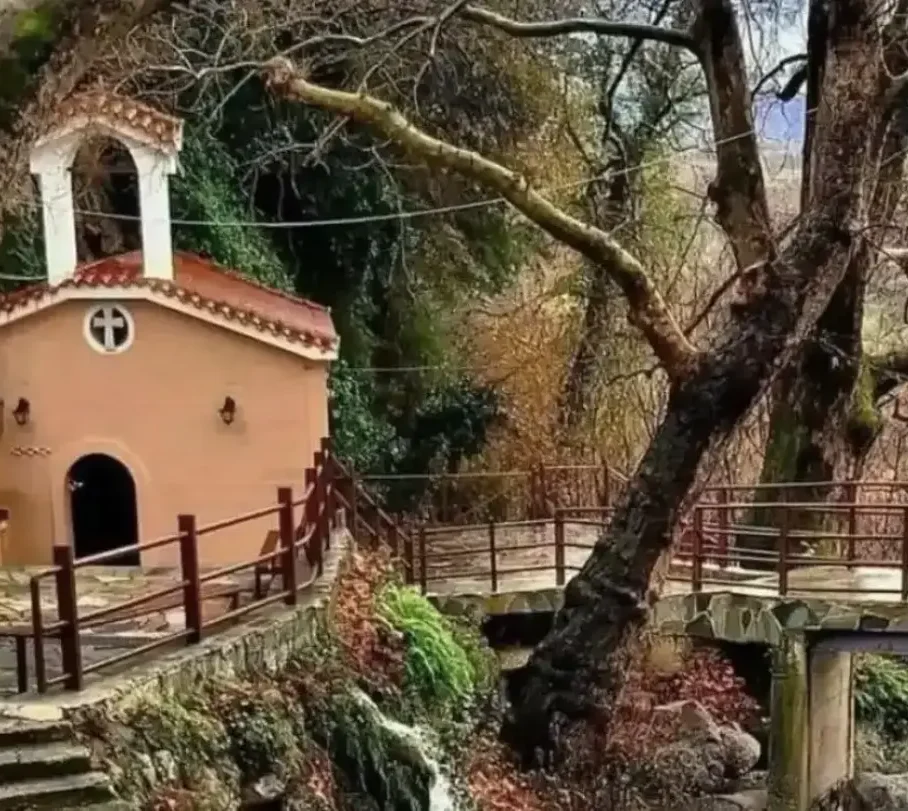 Εκκλησία Αγίας Κυριακής στα Καμπιά Εύβοιας, θαυματουργό εκκλησάκι μέσα στο πράσινο κοντά στη Χαλκίδα