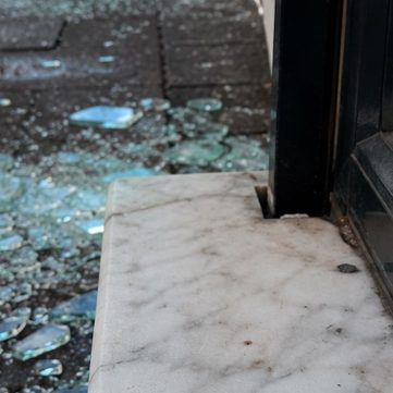 Σοκ στη Χαλκίδα: Κυκλοφορούσε με μάρμαρα και πέτρες και «ρήμαζε» περιουσίες