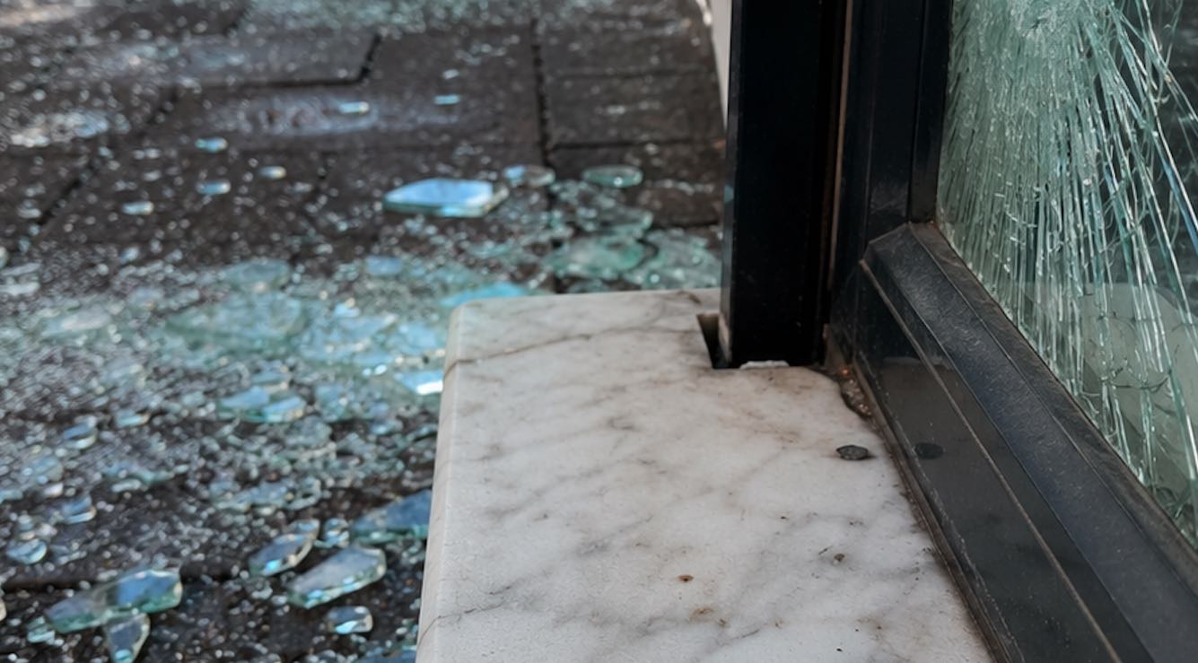 Σοκ στη Χαλκίδα: Κυκλοφορούσε με μάρμαρα και πέτρες και «ρήμαζε» περιουσίες