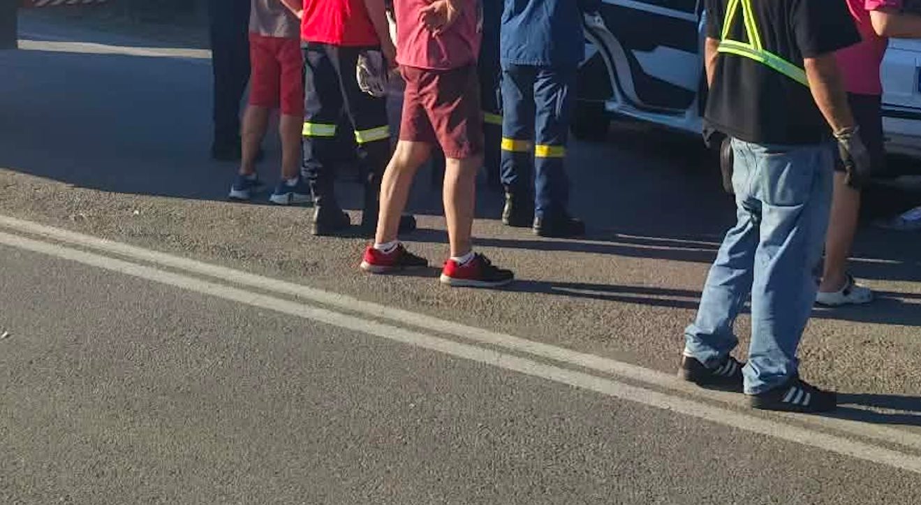 Τροχαίο ατύχημα είχαμε έξω από τη Χαλκίδα, με αποτέλεσμα 4 άτομα να μεταφερθούν τραυματισμένα στο νοσοκομείο.