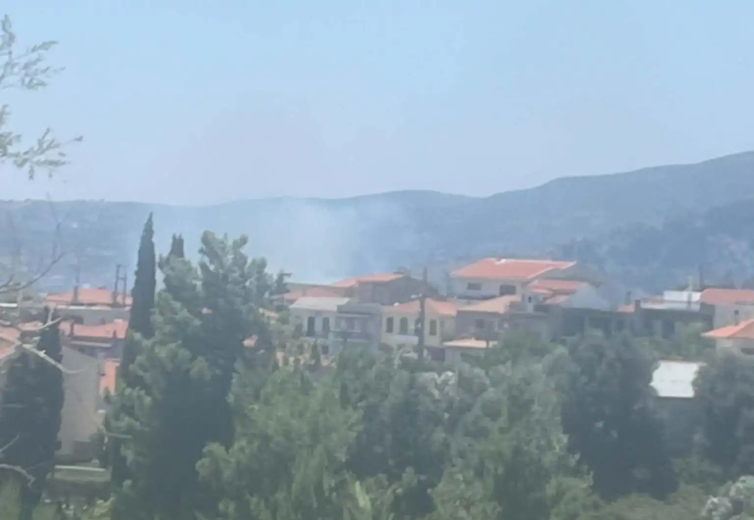 Πυρκαγιά σε εξέλιξη στην Επισκοπή Κύμης Ευβοίας με καπνούς πάνω από αγροτοδασική έκταση