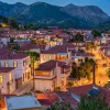 Κοινότητα Κύμης - χωριό με κεραμοσκεπές το σούρουπο